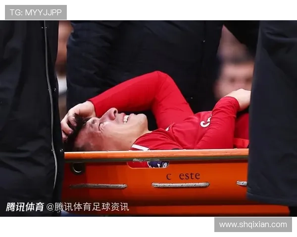 足球明星受伤瞬间曝光引发球迷热议伤情是否影响赛季表现