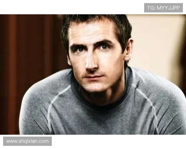 足球明星在KTV展现歌喉引发粉丝热议唱功与球技同样精彩