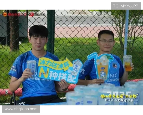 足球明星图案水杯带你感受绿茵场上的激情与荣耀，尽享每一口饮品的乐趣与风采